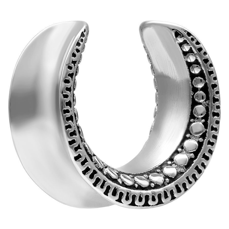 Ear Saddle Maori 8,0 mm in Silber Silbernes Ear Saddle Maori, 8,0 mm, mit dekorativem Muster auf weißem Hintergrund