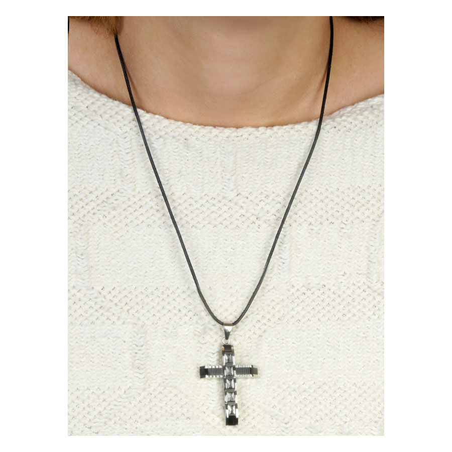 Silberner Kreuz-Anhänger aus Chirurgenstahl Silberner Kreuz-Anhänger aus Chirurgenstahl an schwarzer Kette vor weißem Hintergrund getragen.