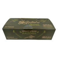 Biologisch abbaubarer Einwegrasierer in grüner Verpackung Grüne, biologisch abbaubare Einwegrasierer-Verpackung aus Weizenstroh auf weißem Hintergrund