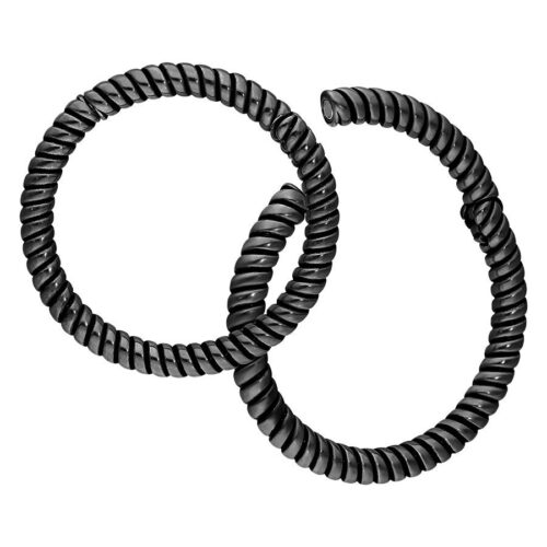 Schwarze Twisted Rope Ohrgewichte aus Chirurgenstahl auf weißem Hintergrund