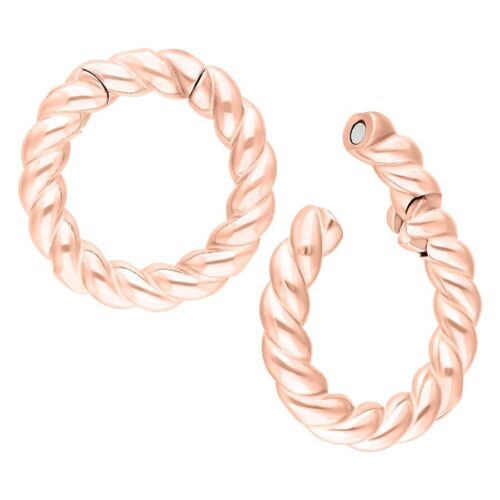Zwei roségoldene geflochtene Ohrgewichte auf weißem Hintergrund