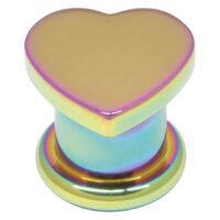Regenbogen Herz Plug aus Chirurgenstahl Goldfarbener Herz Plug mit Regenbogeneffekt auf weißem Hintergrund