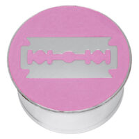 Silberner Chirurgenstahl-Plug mit rosa Hintergrund und Rasierklingen-Motiv