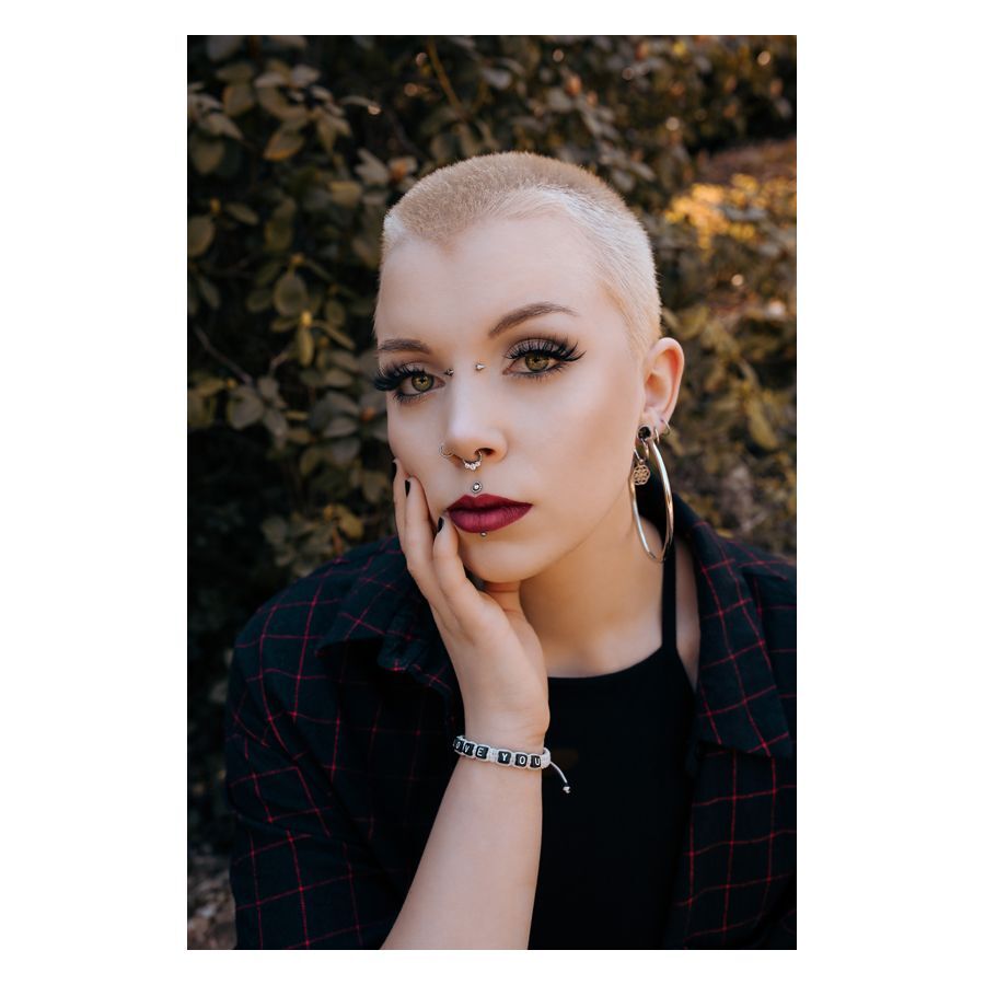 Person mit silbernem Nub Labret Push-Fit, schwarzem Hintergrund