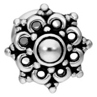 Silbernes Mandala Labret Piercing mit Push Fit Silbernes Mandala Labret Piercing auf weißem Hintergrund, detailliertes Design