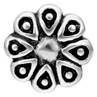Blossom Labret in elegantem Silberdesign Silbernes Blossom Labret Piercing mit blumenförmigem Design auf weißem Hintergrund