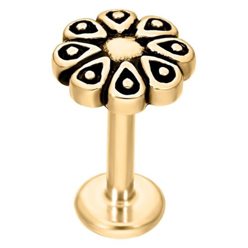 Goldenes Labret-Piercing mit blumenförmigem Design auf weißem Hintergrund