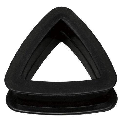 Schwarzer, geformter Triangle Plug aus Silikon auf weißem Hintergrund