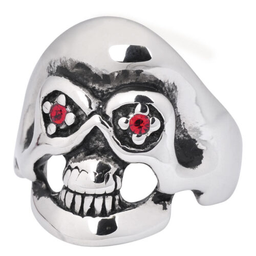 Silberner Totenkopfring aus Chirurgenstahl mit roten Kristallaugen auf weißem Hintergrund