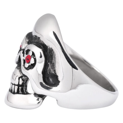 Silberner Ring aus Chirurgenstahl mit Totenkopf und roten Augen auf weißem Hintergrund