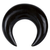 Schwarze Stretching Sichel aus Horn Schwarze Sichel aus Horn für Ohrpiercings auf weißem Hintergrund