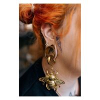 Goldene Bienen Ohrgewichte aus Chirurgenstahl an einem Ohr mit Piercings