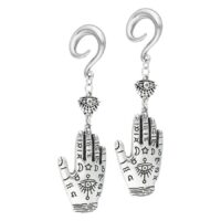 Hamsa Hand Ohrgewichte in Silber und Gold Zwei silber-goldene Hamsa Hand Ohrgewichte mit Haken auf weißem Hintergrund