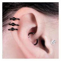 Schwarze Ohrstecker aus Chirurgenstahl Ohr mit schwarzen Ohrsteckern aus Chirurgenstahl und kleinem Kristall