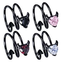Schwarzer Devil Heart Ring aus Chirurgenstahl Vier schwarze Devil Heart Ringe aus Chirurgenstahl mit Kristallen in Schwarz, Rosa, Rot und Kristallklar auf weißem Hintergrund