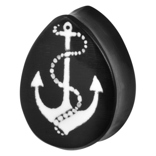 Schwarzer Plug aus Horn mit weißem Ankerdesign auf neutralem Hintergrund