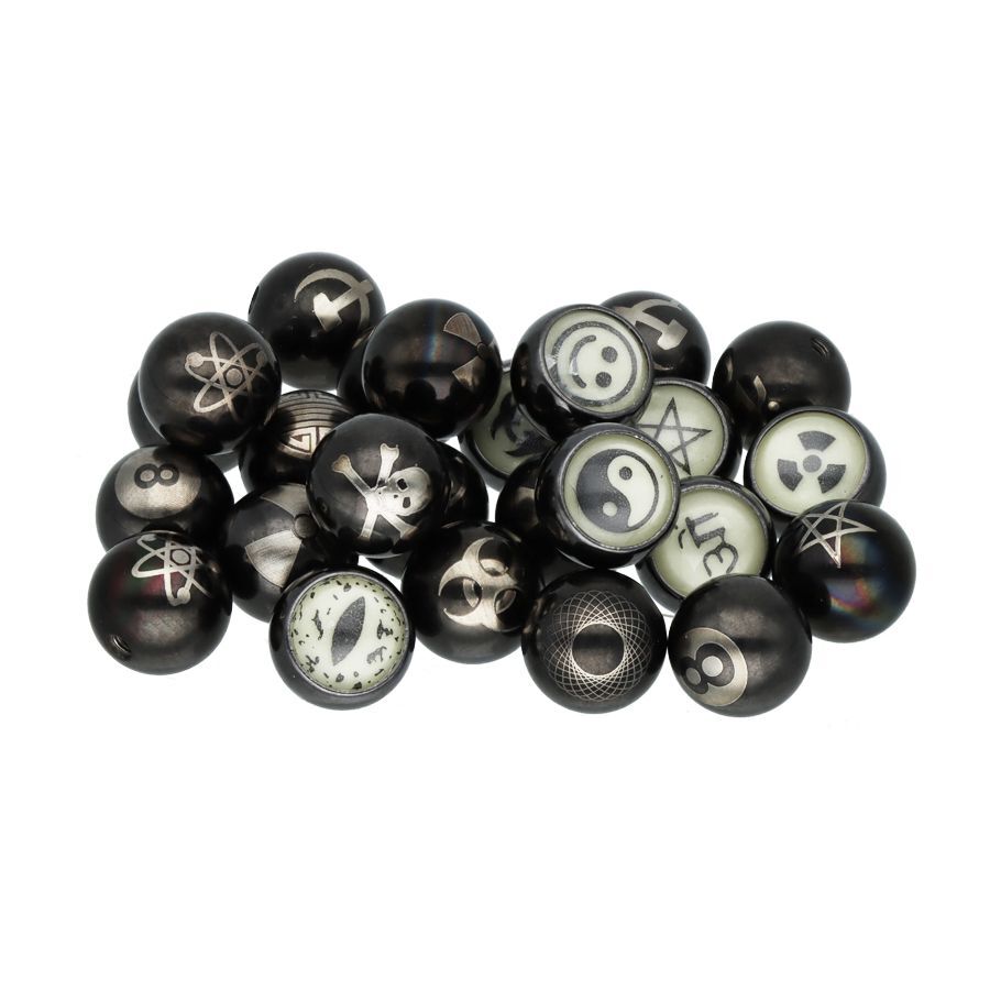 Schwarze Titan Kugel Set mit Symbolen Schwarze Titan Kugeln mit verschiedenen eingravierten Symbolen auf weißem Hintergrund