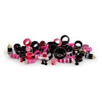 Pink und Schwarzes Piercing-Set von Wildcat Verschiedene pinke und schwarze Piercings auf weißem Hintergrund verteilt