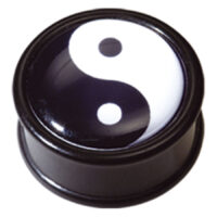 Yin Yang Plug aus schwarzem PMMA mit weißem Yin Yang Symbol auf weißem Hintergrund