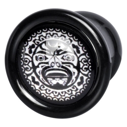 Schwarzer PMMA Plug mit weißem Maori-Muster auf neutralem Hintergrund