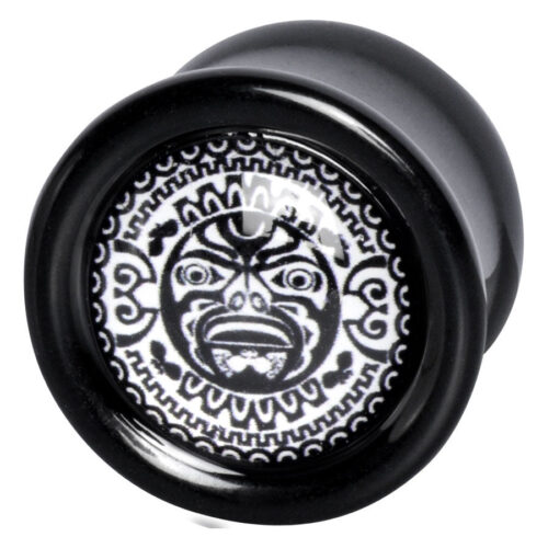 Schwarzer Plug mit weißem Maori-Motiv auf glattem Hintergrund