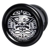 Wildcat Doppelkämpfer Plug mit Maori-Muster Schwarzer Plug aus PMMA mit weißem Maori-Muster auf grauem Hintergrund
