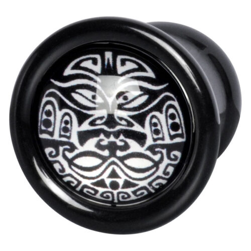 Schwarzer Plug aus PMMA mit weißem Maori-Muster auf grauem Hintergrund