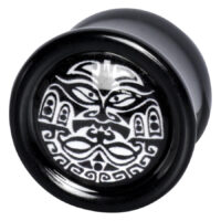 Wildcat® Doppelkämpfer Plug in Schwarz-Weiß Schwarzer Plug mit weißem Maori-Muster auf grauem Hintergrund