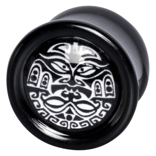 Schwarzer Plug mit weißem Maori-Muster auf grauem Hintergrund