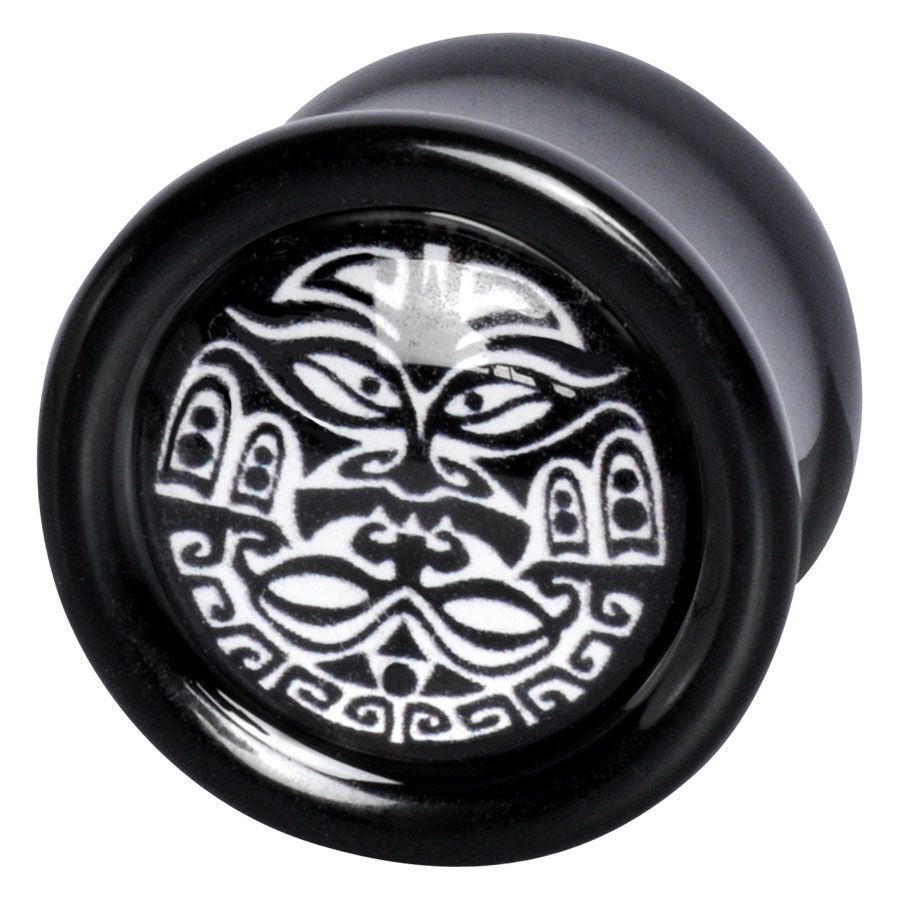 Wildcat® Doppelkämpfer Plug in Schwarz-Weiß Schwarzer Plug mit weißem Maori-Muster auf grauem Hintergrund
