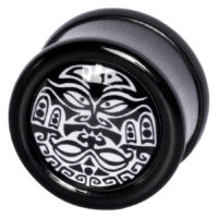 Wildcat® Doppelkämpfer Plug mit Maori-Muster Schwarzer Plug mit weißem Maori-Muster auf neutralem Hintergrund
