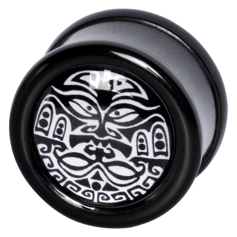 Wildcat® Doppelkämpfer Plug mit Maori-Muster Schwarzer Plug mit weißem Maori-Muster auf neutralem Hintergrund