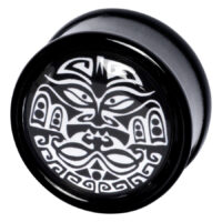 Schwarzer PMMA Plug mit Maori-Muster Schwarzer Plug aus PMMA mit weißem Maori-Muster auf neutralem Hintergrund