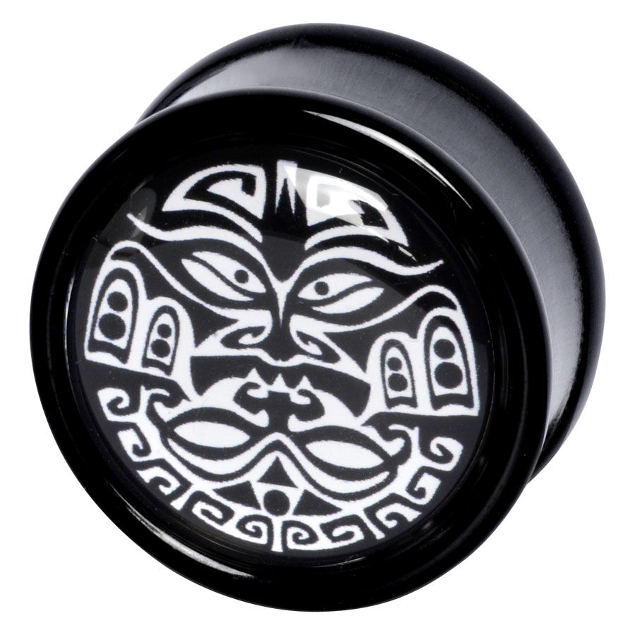 Schwarzer PMMA Plug mit Maori-Muster Schwarzer Plug aus PMMA mit weißem Maori-Muster auf neutralem Hintergrund