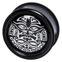Schwarzer PMMA Plug mit Maori-Muster Schwarzer Plug aus PMMA mit weißem Maori-Gesichtsmuster auf neutralem Hintergrund