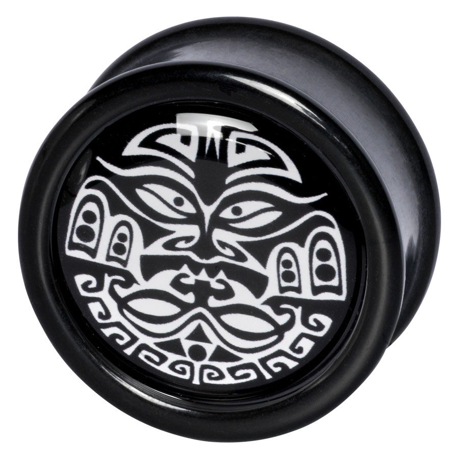 Schwarzer PMMA Plug mit Maori-Muster Schwarzer Plug aus PMMA mit weißem Maori-Gesichtsmuster auf neutralem Hintergrund