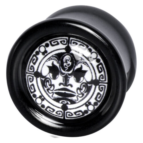 Runder schwarzer Plug aus PMMA mit Maori-Mondmotiv auf weißem Hintergrund