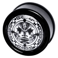 Schwarzer Plug mit Maori-Muster auf weißem Hintergrund, aus PMMA