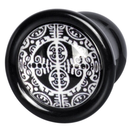Schwarzer PMMA Plug mit weißem Maori-Muster auf Studiohintergrund
