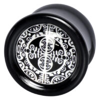Schwarzer Plug mit weißem Maori Muster auf schwarzem Hintergrund