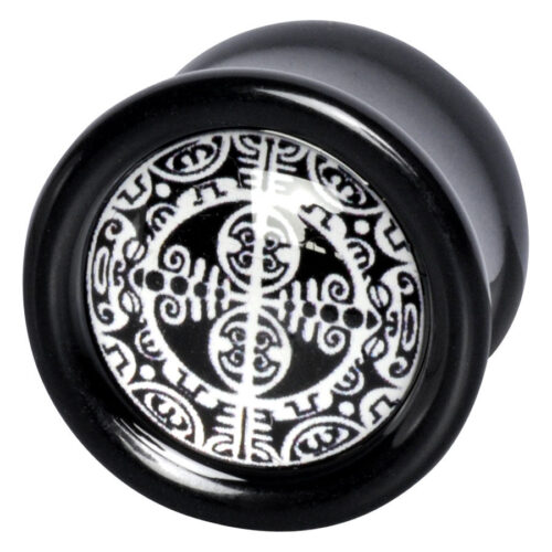 Schwarzer Plug mit weißem Maori Muster auf schwarzem Hintergrund