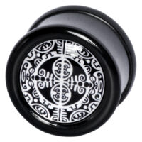 Schwarzer PMMA Plug mit weißem Maori-Muster auf hellem Hintergrund