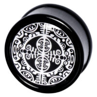 Schwarzer PMMA-Tagträumer Plug mit weißem Maori-Muster auf nahtlosem Hintergrund