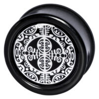 Schwarzer Plug aus PMMA mit weißem Maori-Muster auf weißem Hintergrund