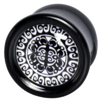 Wildcat Nachtschwärmer Plug mit Maori-Muster Schwarzer Plug mit weißem Maori-Muster auf neutralem Hintergrund