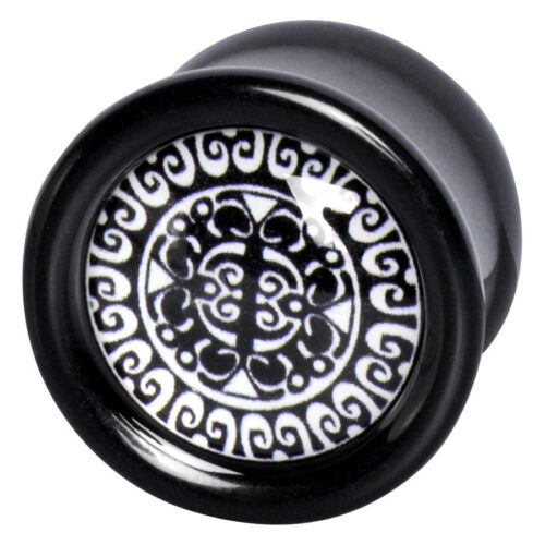 Schwarzer Plug mit weißem Maori-Muster auf neutralem Hintergrund