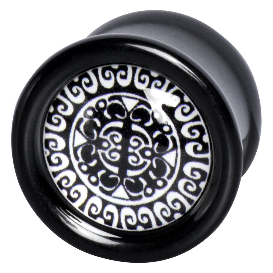 Wildcat Nachtschwärmer Plug mit Maori-Muster Schwarzer Plug mit weißem Maori-Muster auf neutralem Hintergrund
