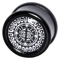 Wildcat Nachtschwärmer Plug mit Maori-Muster Schwarzer Plug aus PMMA mit weißem Maori-Muster auf grauem Hintergrund