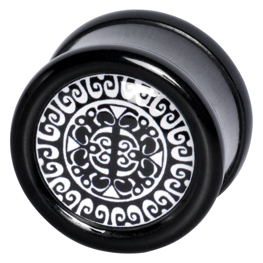 Wildcat Nachtschwärmer Plug mit Maori-Muster Schwarzer Plug aus PMMA mit weißem Maori-Muster auf grauem Hintergrund