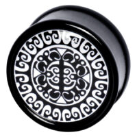Schwarzer PMMA-Nachtschwärmer Plug Runder schwarzer Plug mit weiß-schwarzem Maori-Muster aus PMMA